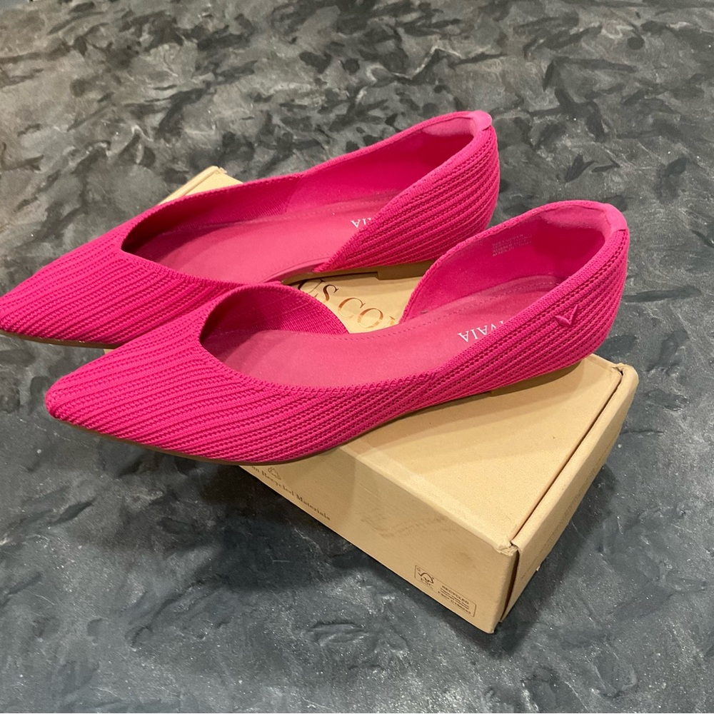 Brand new Vivaia Meliá Pitaya pointed toe flats.
